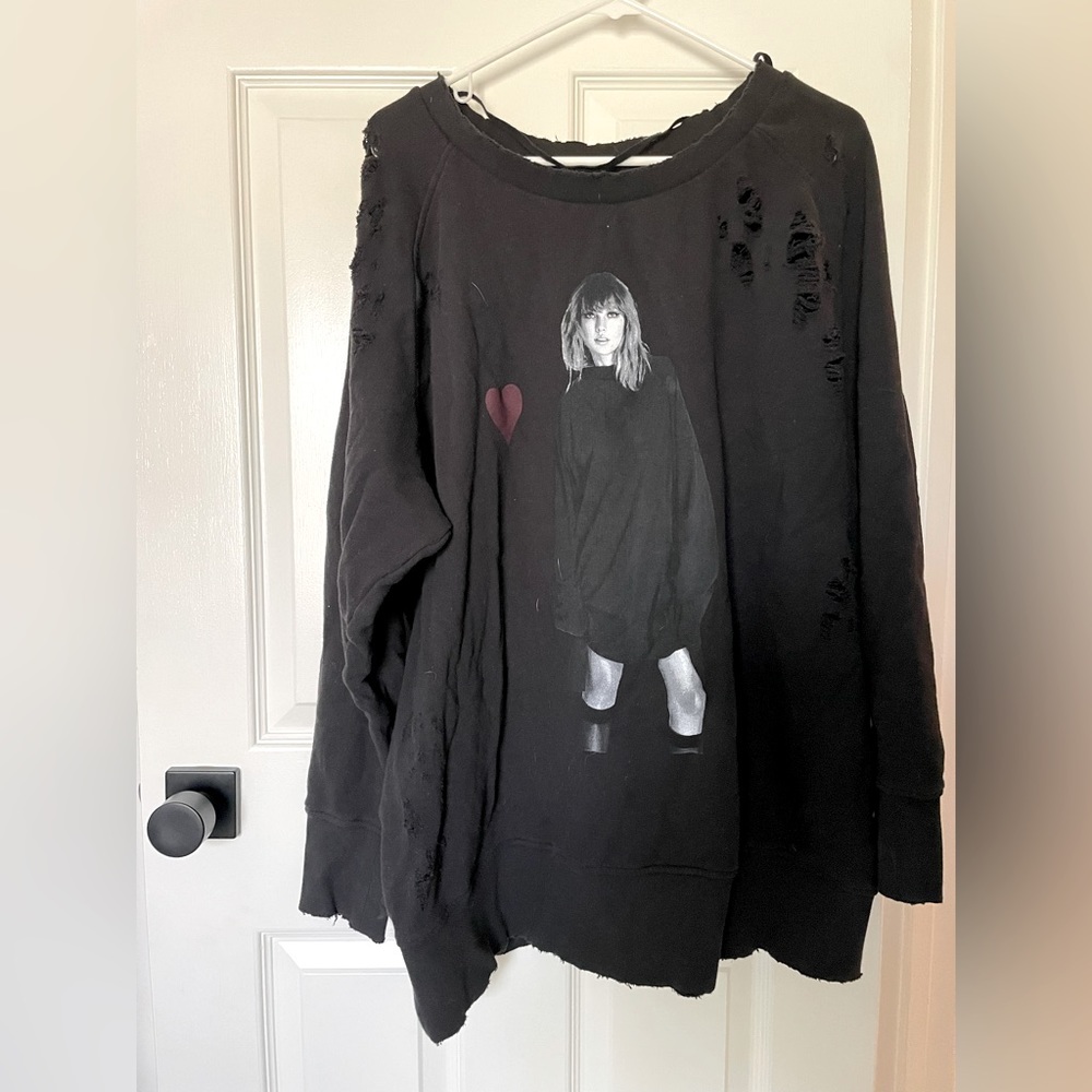 Taylor Swift Reputation Distressed Pullover XS/S